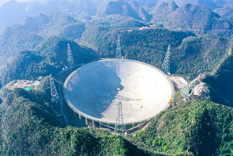 Le radiotélescope FAST "Sky Eye" de la Chine détecte un signal spatial intriguant