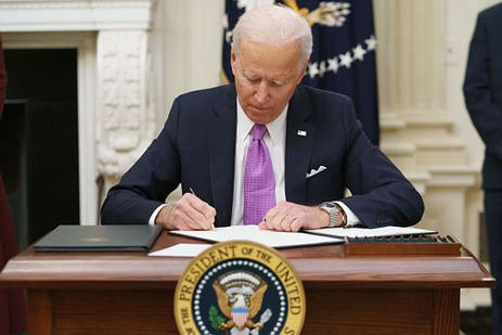 Biden approuve le projet de loi qui comprend le financement du bureau des OVNIS