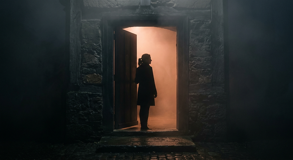 Eşikten bakan kadın, sislerin içine açılan kapı