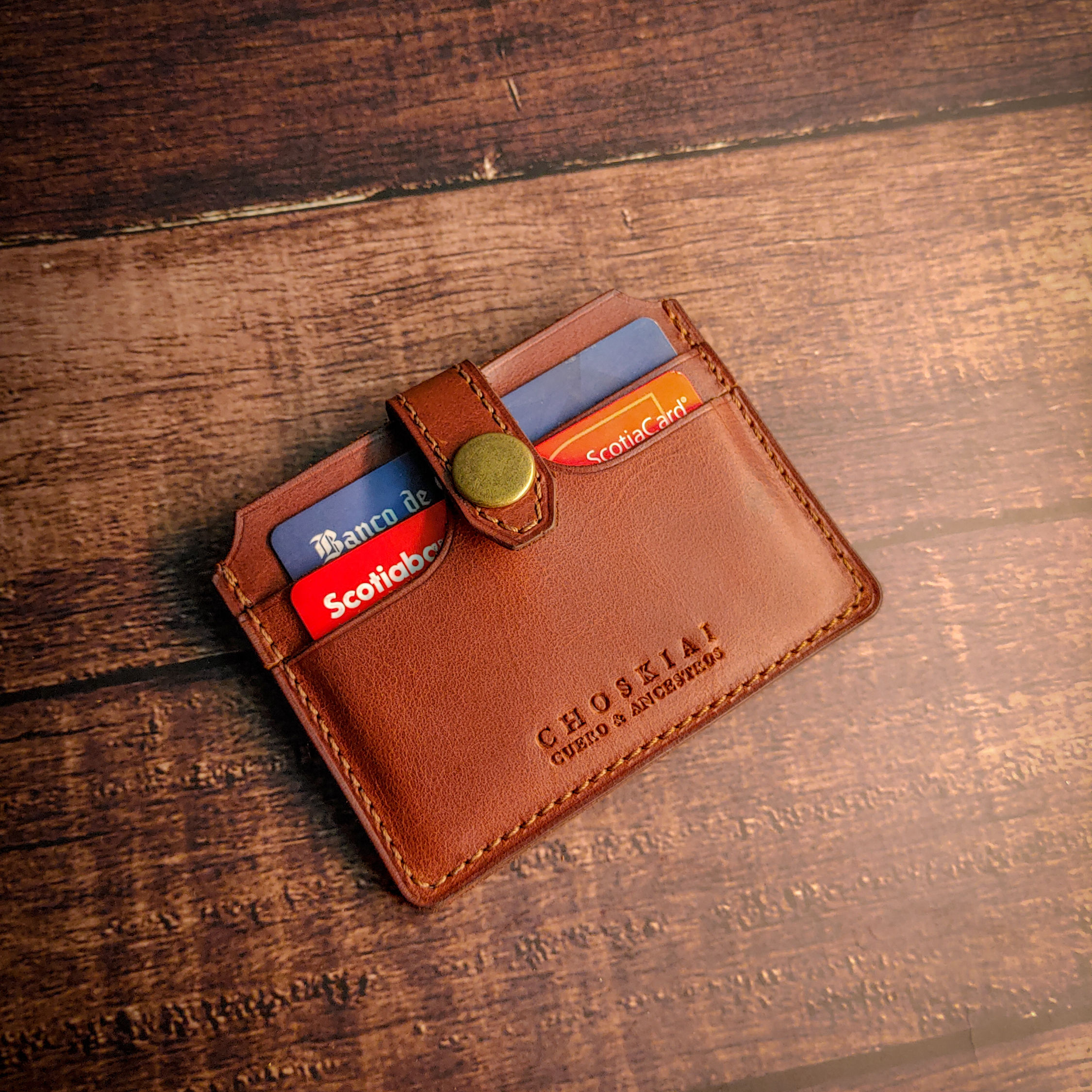 Tarjetero con correa