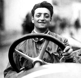 Enzo Ferrari muestra su felicidad en un monoplaza. 