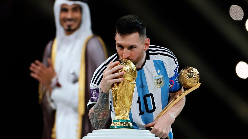 Lionel Messi celebra besando la Copa del Mundo.