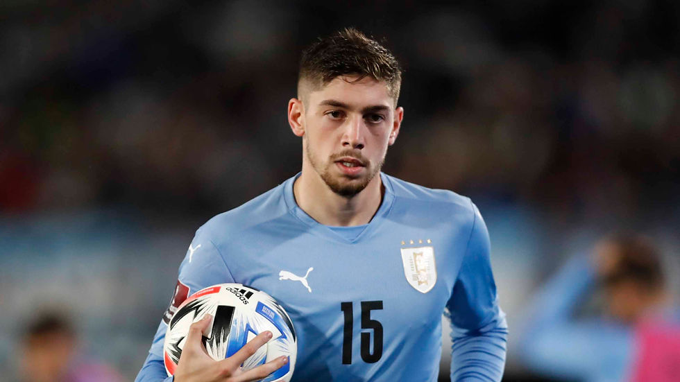 Federico Valverde toma la pelota para cobrar penal en Catar 2022.