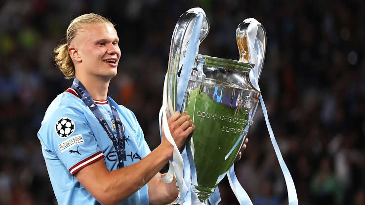 Erling Haaland levanta la orejona tras la victoria frente al Inter de Milán.