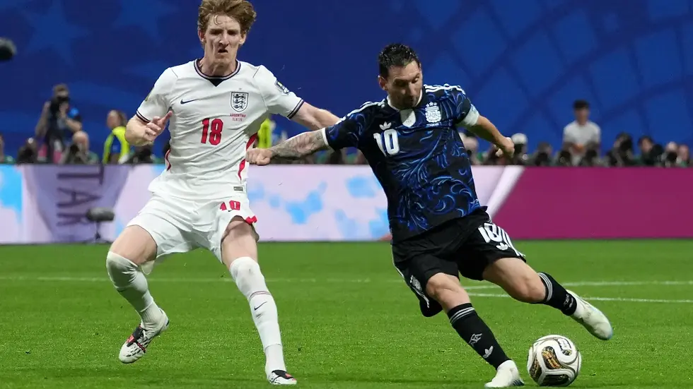 Lionel Messi intenta sacar el remate a portería tras la presión de Anthony Gordon.