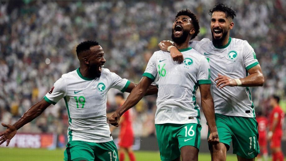 Los jugadores árabes gritan al aire su clasificación al mundial.