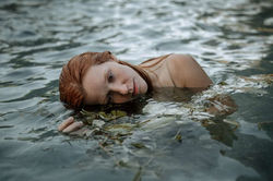 Sesión de fotos retrato artístico mujer en el agua en Madrid