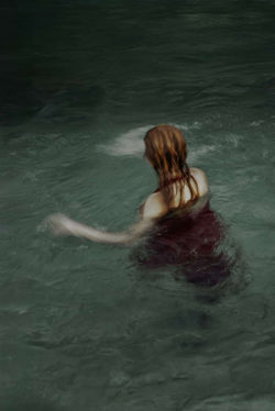 Sesión de fotos retrato artístico mujer en el agua en Madrid