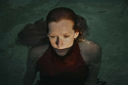 Sesión de fotos retrato artístico mujer en el agua en Madrid