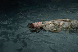 Sesión de fotos retrato artístico mujer en el agua en Madrid