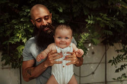 Sesión de fotos de familia bebé abuela en exterior Madrid