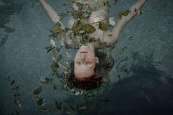 Sesión de fotos retrato artístico mujer en el agua en Madrid