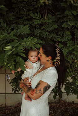 Sesión de fotos de familia bebé abuela en exterior Madrid