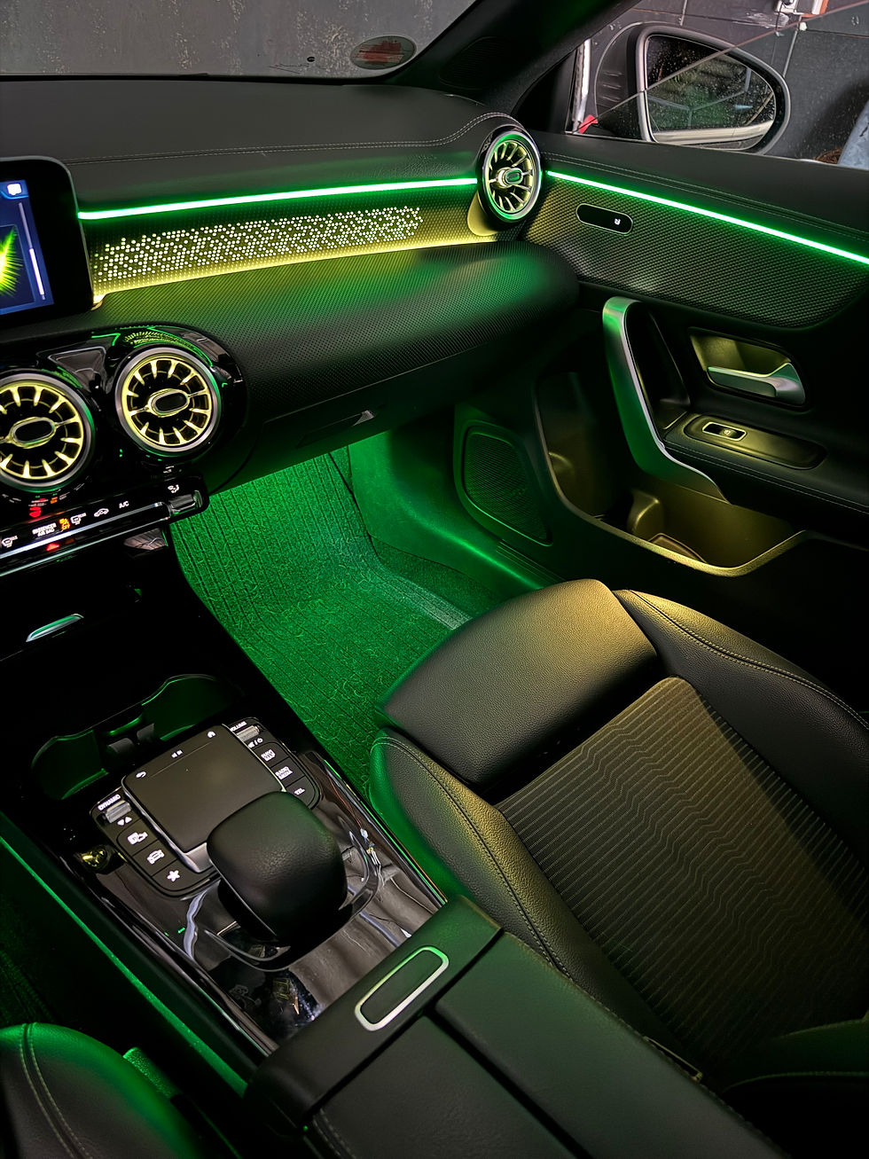 Thumbnail: Ambientebeleuchtung für Mercedes CLA Klasse W118 ab 2019 inkl. Einbau