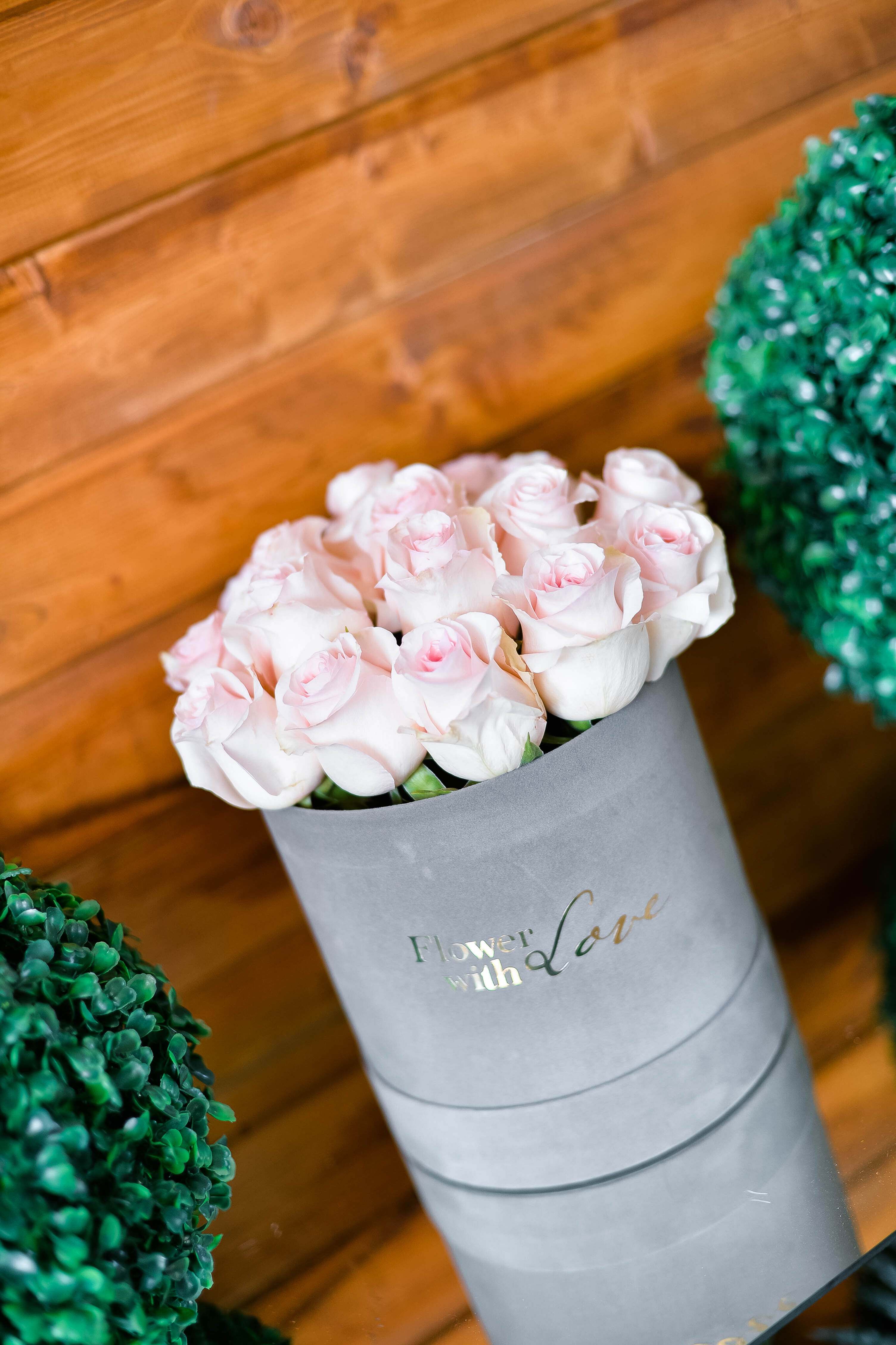 Серая вельветовая коробка с розами