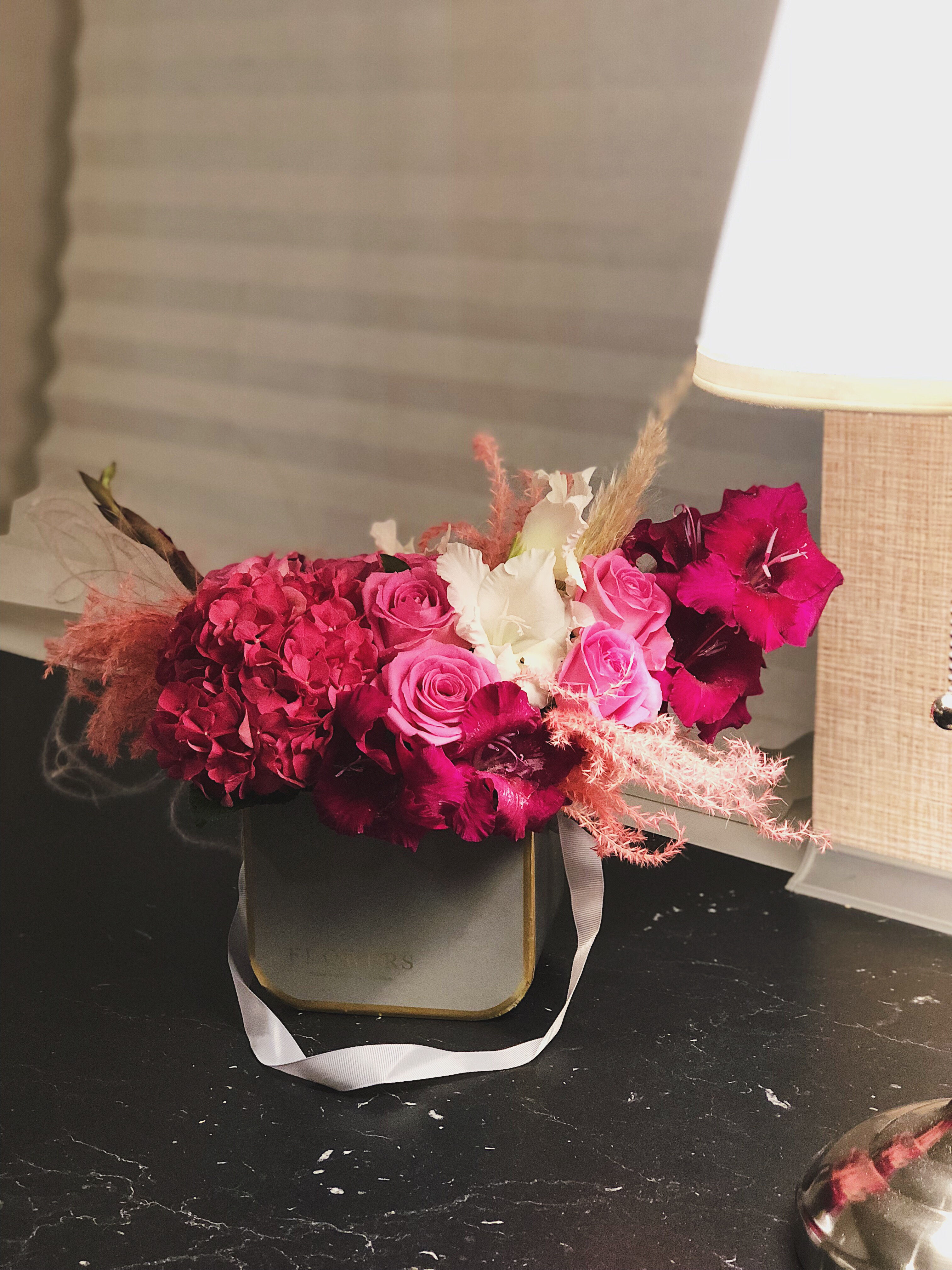 Серая сумочка с шикарным составом