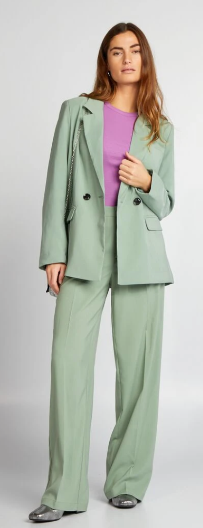 outfit printemps-tailleur moderne Femme portant un ensemble de tailleur de couleur vert pistache