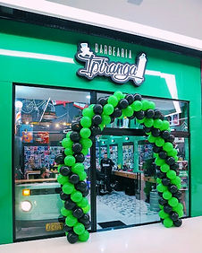 Fachada de loja com arco completo em espiral nas cores Verde e Preto.