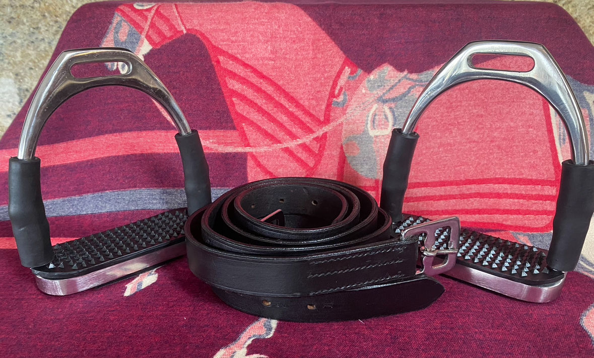 Jointed Stirrups and Stirrup Leathers Set