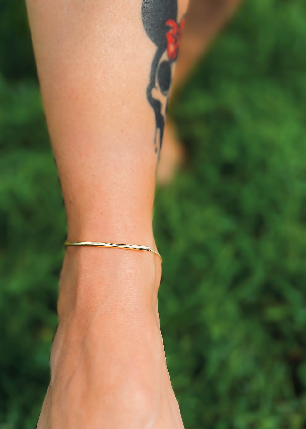 Thumbnail: Gold anklet on an ankle