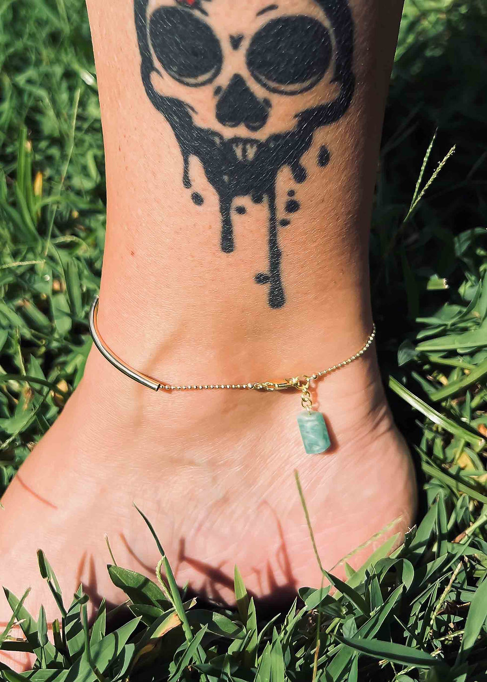 Thumbnail: Gold anklet on an ankle