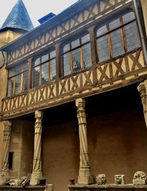 l-hotel-fumé-Poitiers- cour