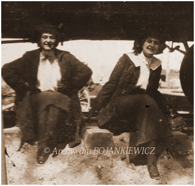 Mila+and+Olga+1915