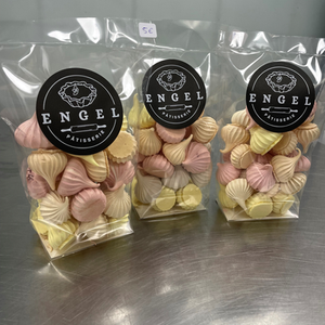 Sachets de meringues artisanales aux couleurs pastel