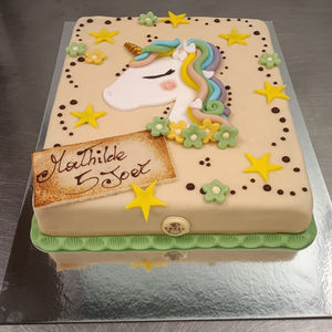 Gâteau d’anniversaire décoré avec une licorne en pâte à sucre, étoiles colorées et inscription personnalisée.