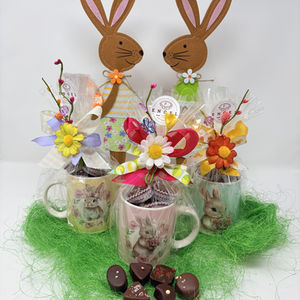 Coffret de Pâques de la Pâtisserie Engel avec œufs en chocolat emballés, lapin décoratif et emballage cadeau, présenté en boutique au Luxembourg.