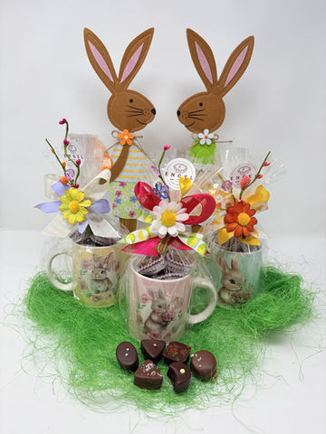 Coffret de Pâques de la Pâtisserie Engel avec œufs en chocolat emballés, lapin décoratif et emballage cadeau, présenté en boutique au Luxembourg.