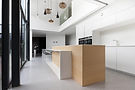 Cuisine moderne blanche et finitions en bois