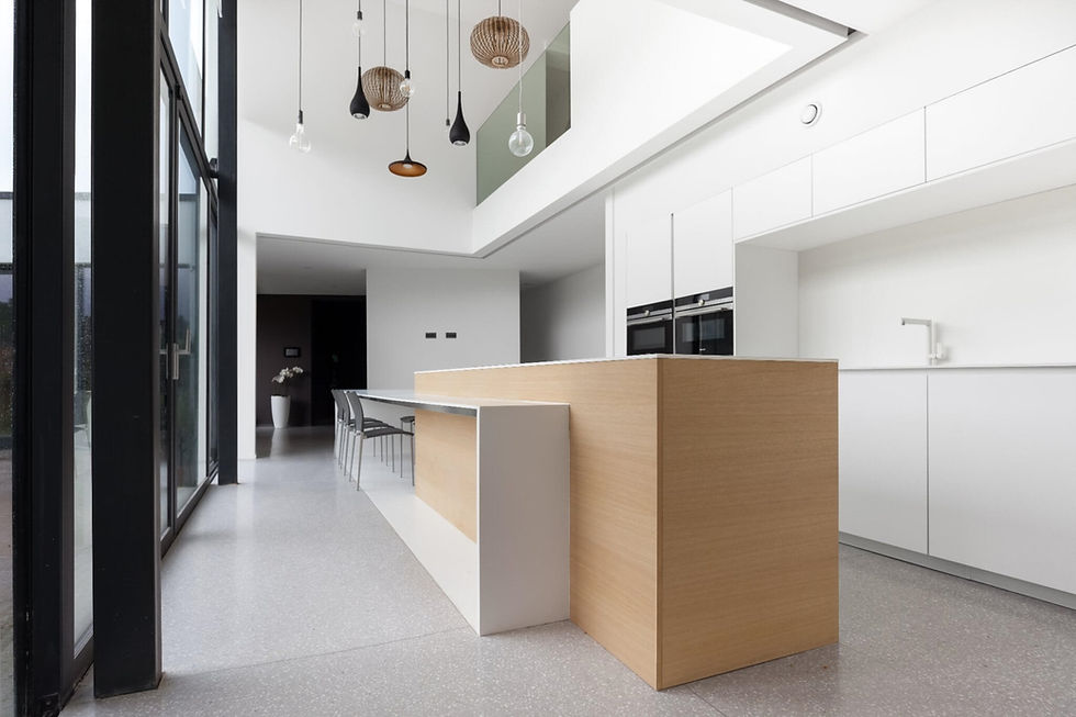 Cuine modernes aux tons clairs, blanc et bois