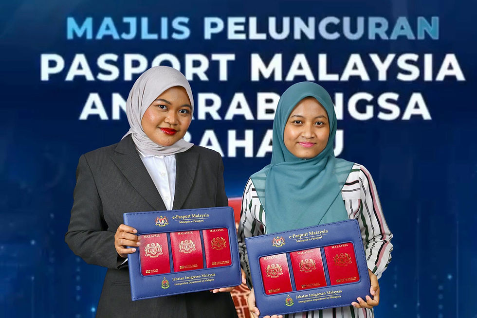 Dua gadis menunjukkan pasport Malaysia baharu yang dilancarkan Perdana Menteri Datuk Seri Anwar Ibrahim di Putrajaya, 30 Jun 2026. Foto Ihsan KDN melalui Facebook