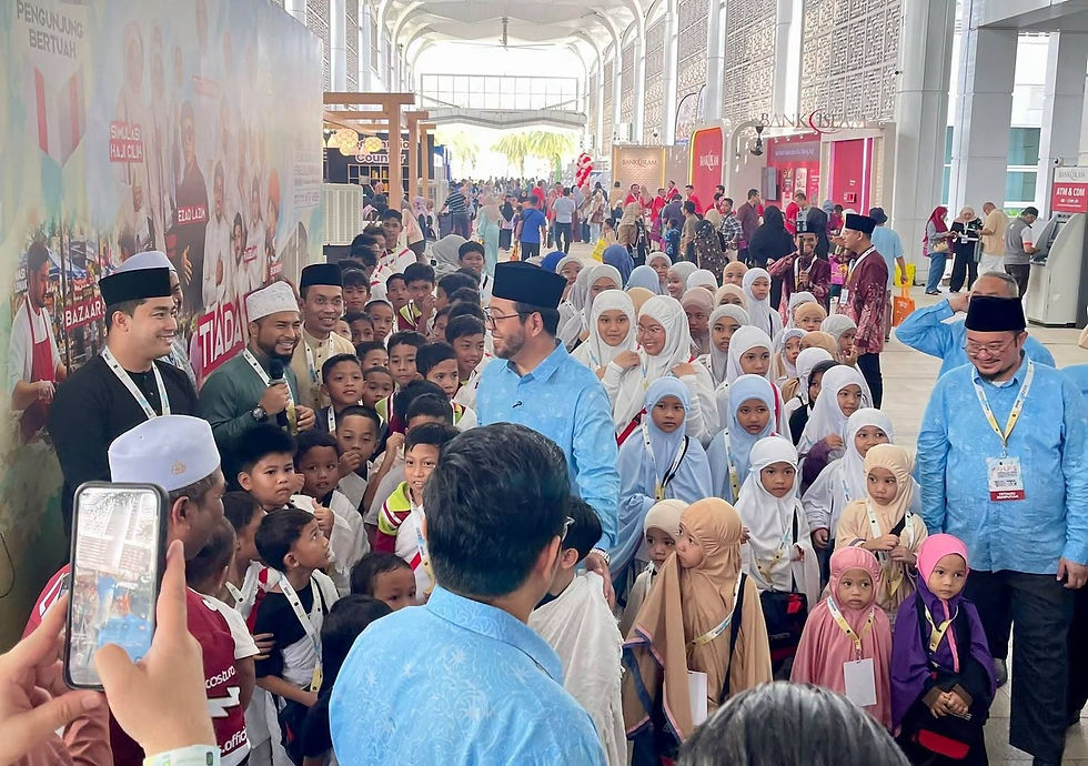 ZULKIFLI beramah mesra dengan petugas yang membawa 'jemaah haji cilik' melawat Karnival Haji, Umrah dan Pelancongan Ke-5 (KHUP5) di Pusat Konvensyen Movenpick, Sepang, 11 Oktober 2026
