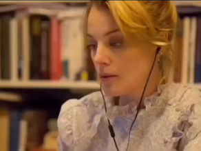 लड़की ने फ़ोन में वीडियो देखा कर निकला अपना पानी वीडियो 