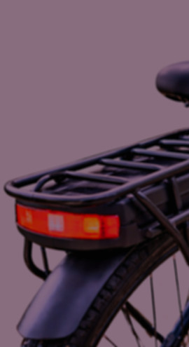 Fiets accu in een fiets gepositioneerd