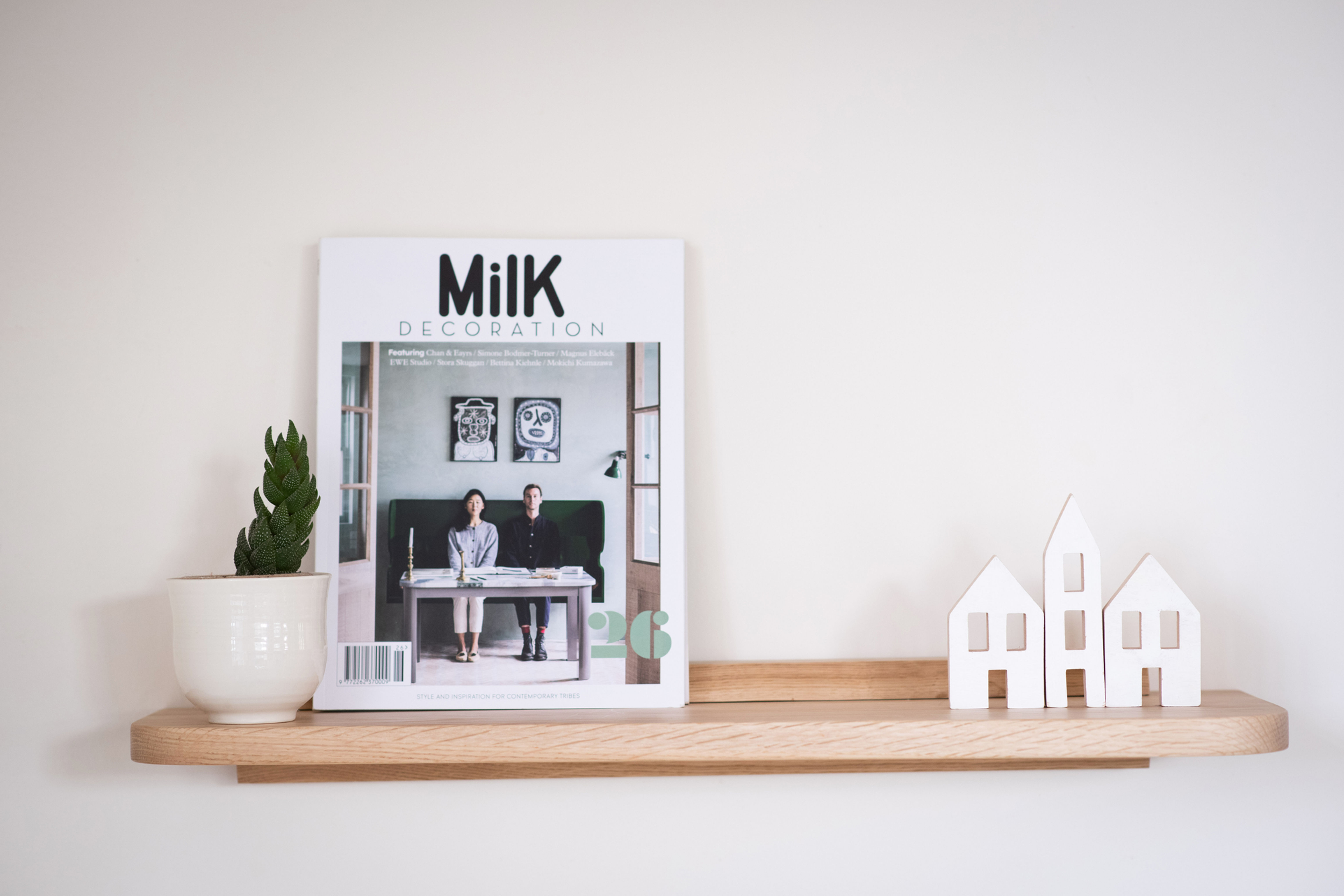 מדף צף א-סימטרי מעץ אלון מלא