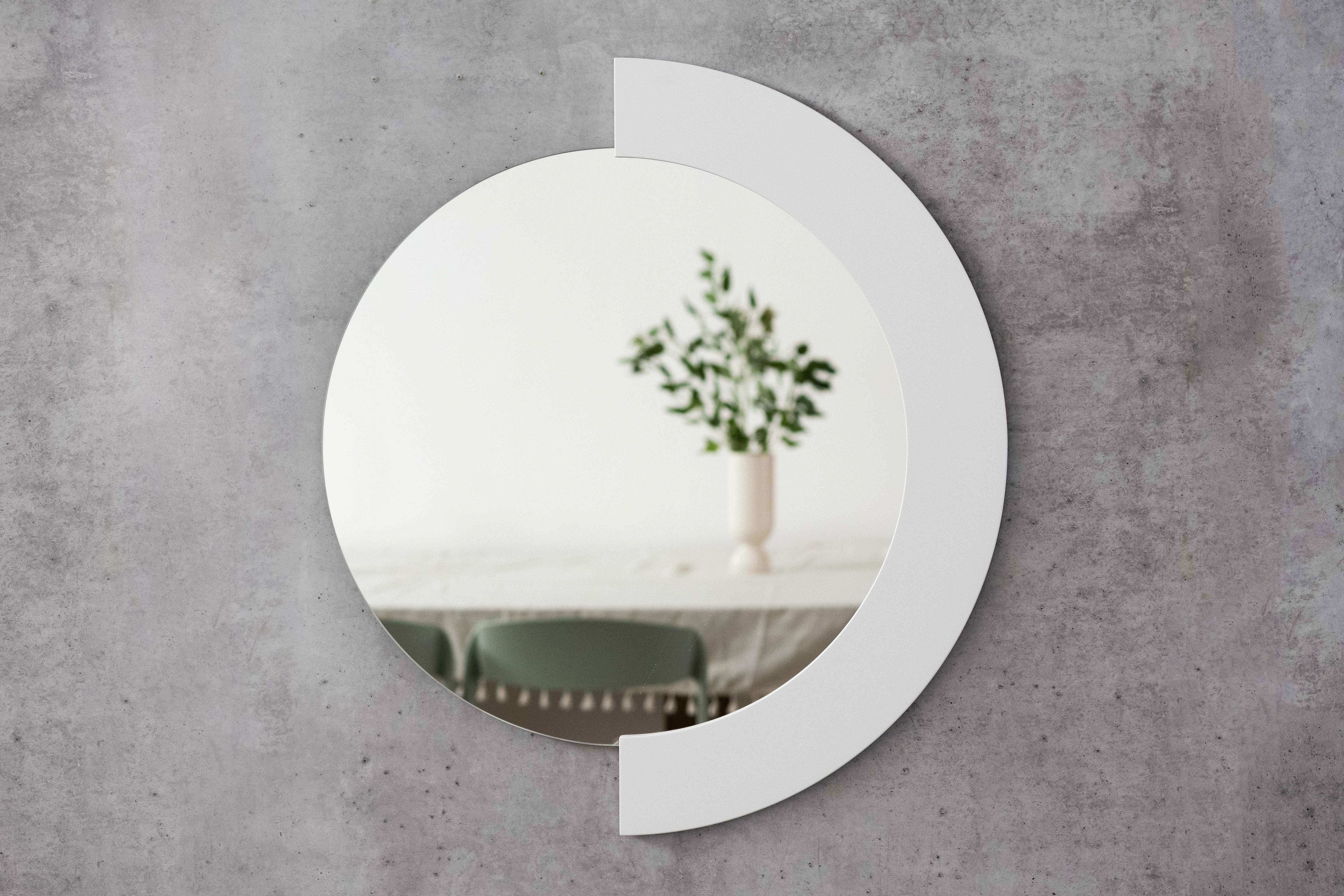 מראה עגולה חצי מסגרת בצבע לבן