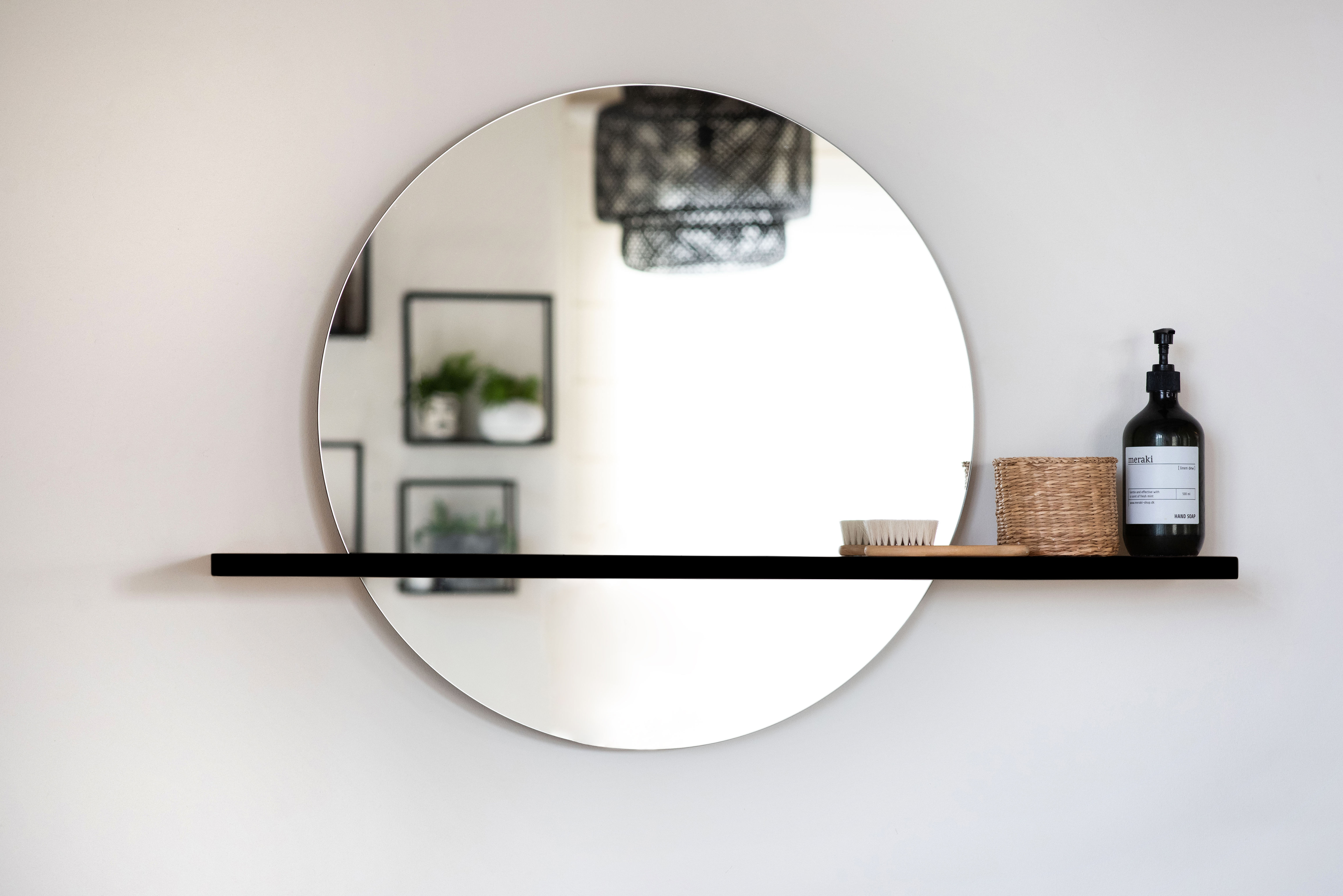 מדף שחור צף