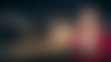 Mar Gómez, meteoróloga especializada en aviación, frente a un escenario de tormenta que representa el papel crítico de la meteorología en la toma de decisiones operativas.