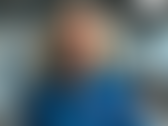 María Jesús Puerta, ingeniera espacial, en un entorno de simulación de misión, representando la toma de decisiones y la responsabilidad técnica en sistemas espaciales críticos.