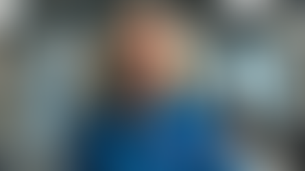 María Jesús Puerta, ingeniera espacial, en un entorno de simulación de misión, representando la toma de decisiones y la responsabilidad técnica en sistemas espaciales críticos.