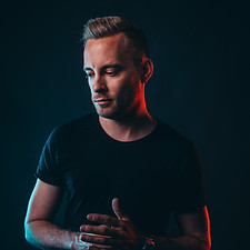 RSDNT_RESIDENT_DJ_CLUB/FESTIVAL_DJ_REVELZ