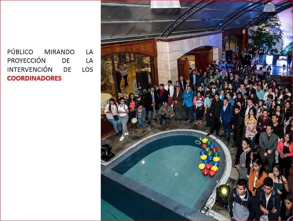 PÚBLICO MIRANDO LA PROYECCIÓN