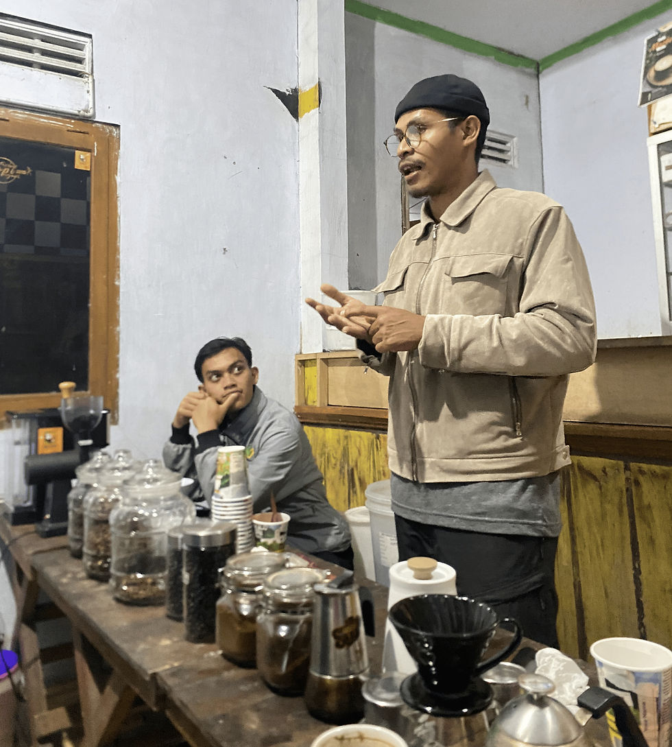 Relawan Mendapat Kesempatan Mempelajari Proses Pengolah Kopi