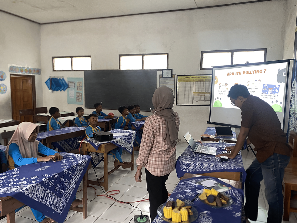 Relawan Memberikan Edukasi Materi Anti Bullying & Kekerasan Seksual