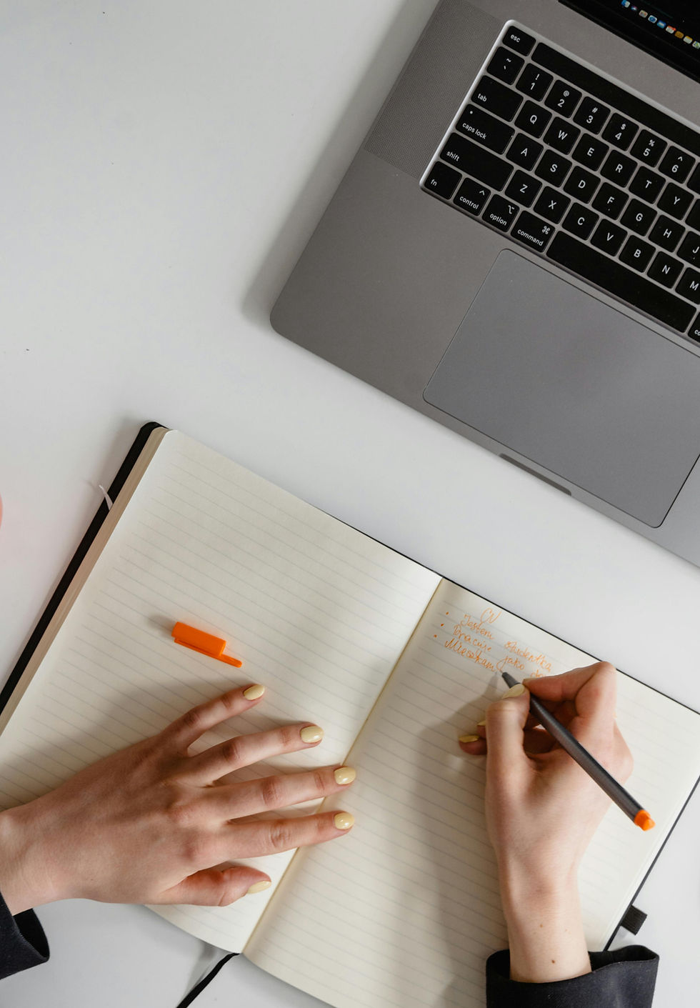 una mujer escribiendo en un cuaderno