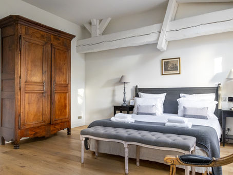 Que vous soyez un couple, une famille ou un voyageur solo, le Château Gassies vous propose un accueil chaleureux, des services de qualité et une atmosphère sereine. De nombreux voyageurs venant du Royaume-Uni ou du nord de l’Europe choisissent notre maison d’hôtes comme étape idéale entre l’Angleterre et l’Espagne.