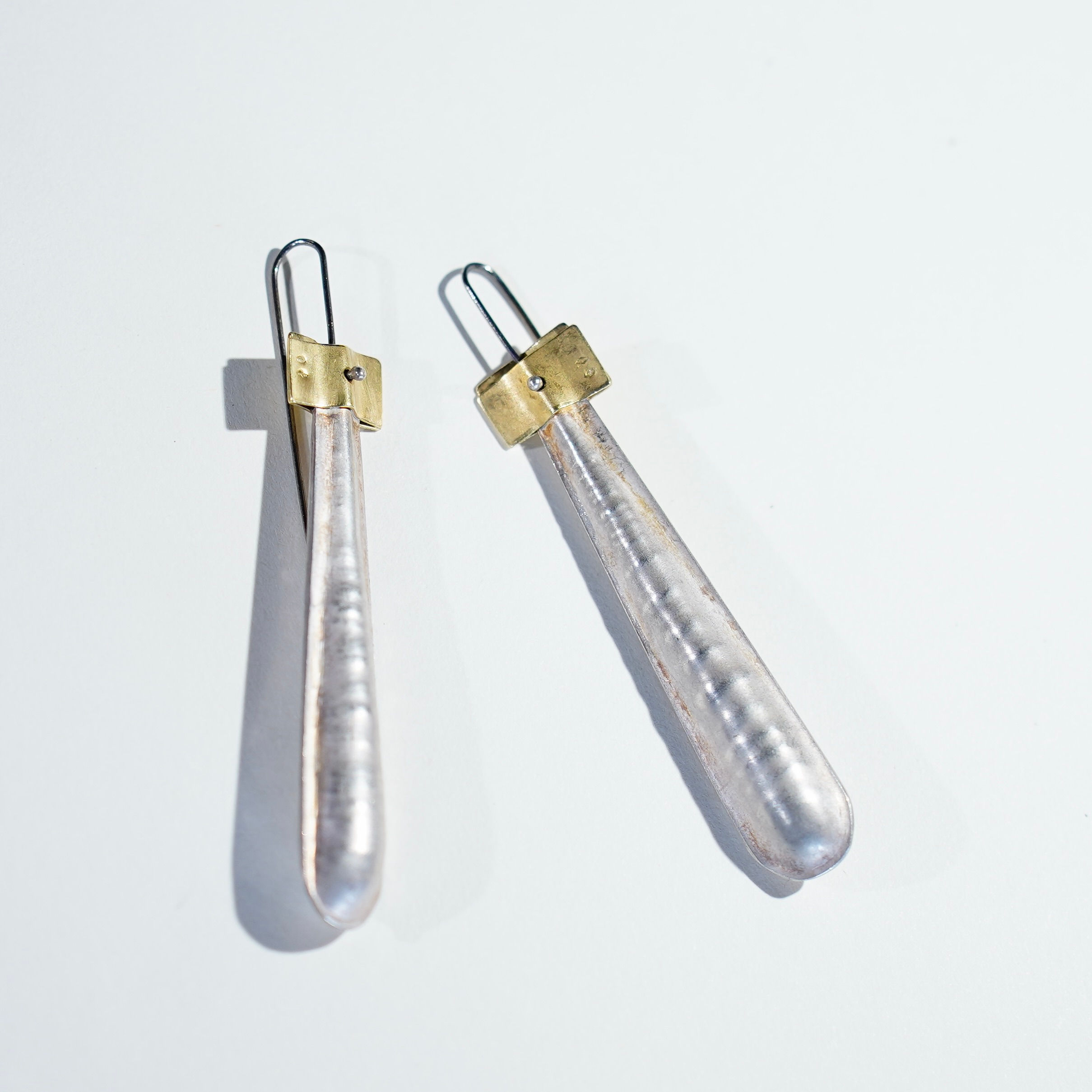 Boucles d'oreilles en or et argent.